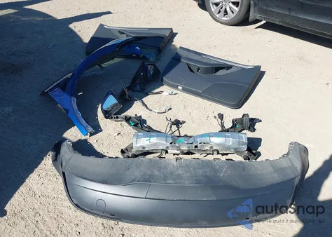 2024 Tesla Model Y Long Range Dual Motor All-Wheel Drive z USA, uszkodzony, nr VIN 7SAYGDEE7RA323793